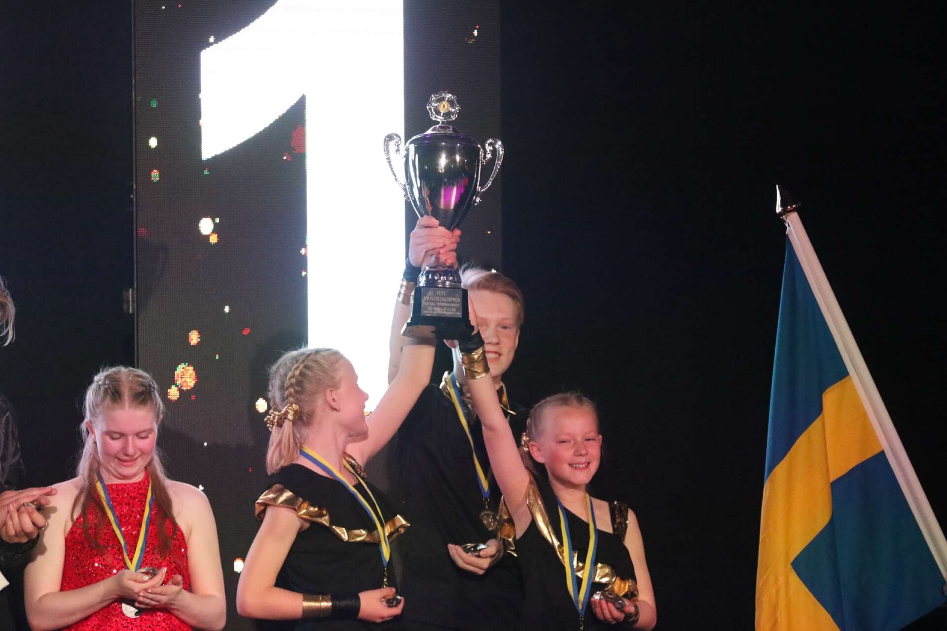 Trion Gustav Svensén, Hilda Rosell och Lovisa Svensén fick ta emot lördagens första buckla som vinnare av juniorernas dubbelbugg.
