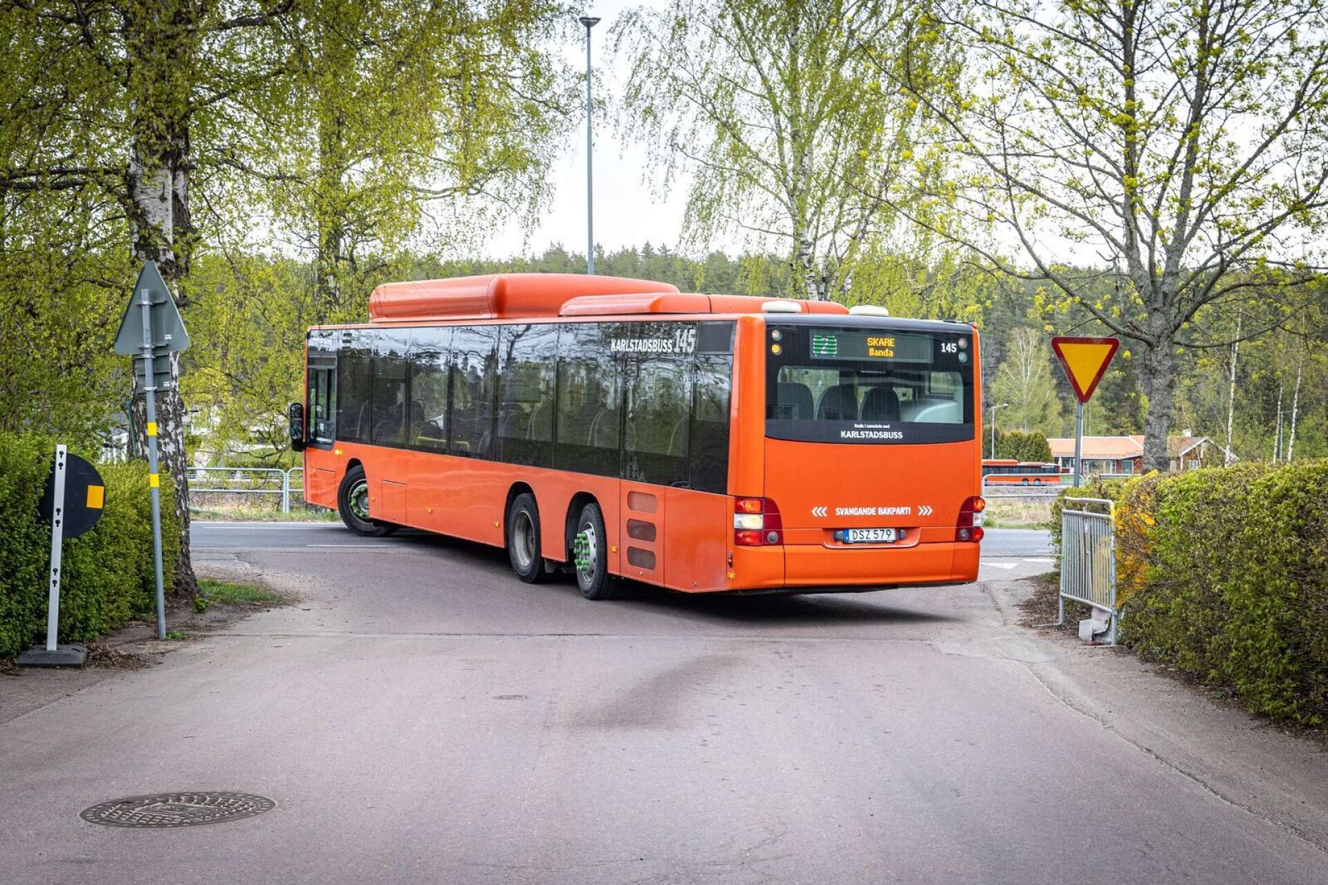 De boende på Strandvallagatan på Älvåker i Karlstad anser att stadsbussarna kör fortare än 30 kilometer i timmen på gatan.