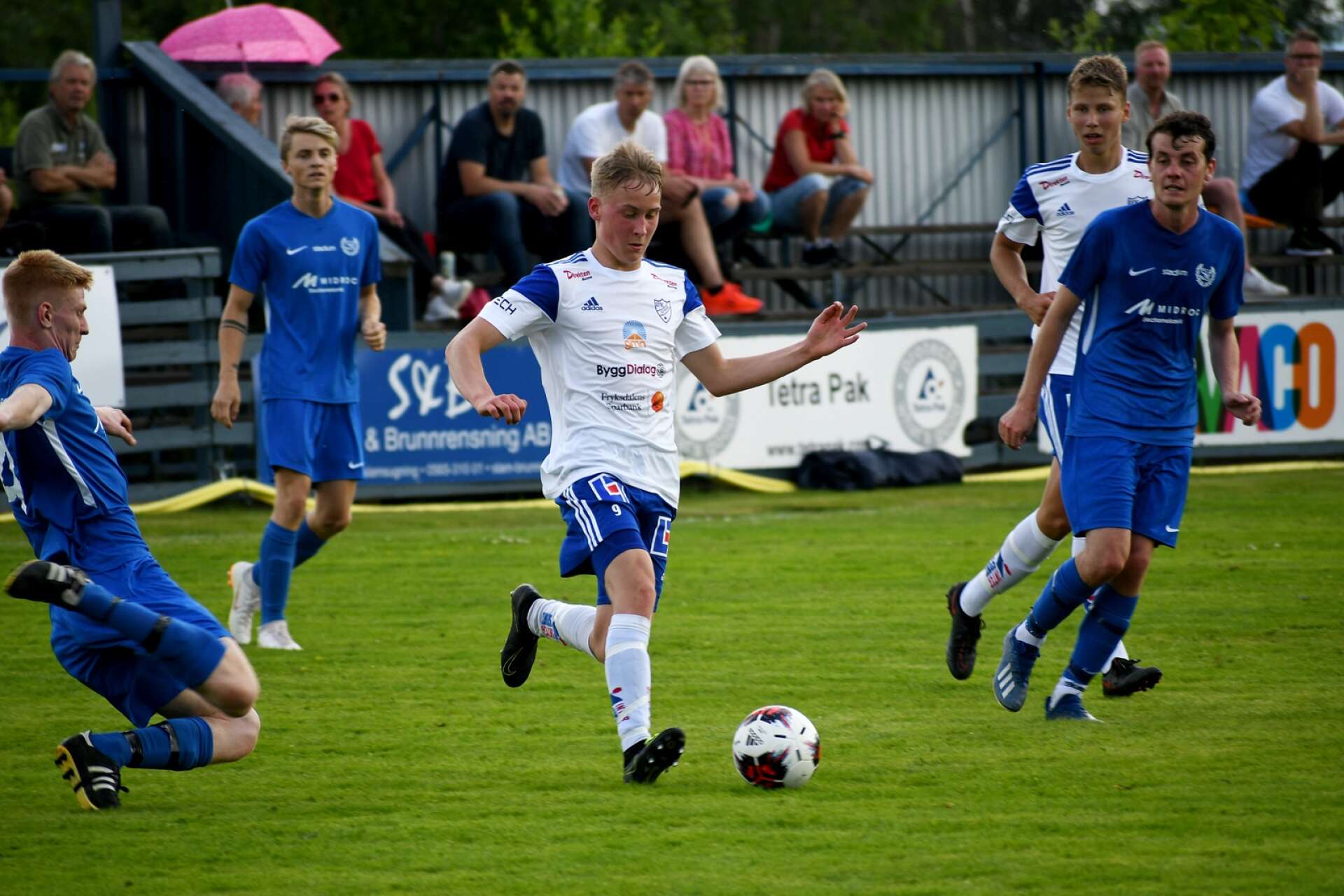 Unga IFK-spelaren Arvid Lindahl Johansson spelar alltid många matcher, och hamnar inte sällan i domarens anteckningsbok.