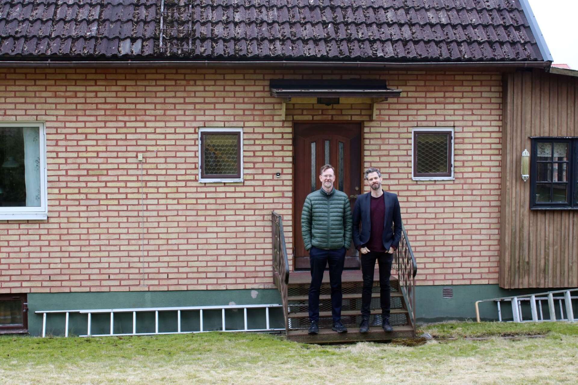 Peter Mohlin bor sedan många år i Göteborg, medan Peter Nyström nyligen flyttat hem till Åmål igen. De umgicks intensivt under barn- och ungdomsåren och på altanen till höger hade det bland annat repeterats krogshow.