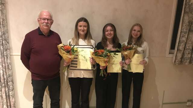 Ellinor Zackariasson, Frida Ellenius och Elin Forsdahl fick gemensamt ta emot årets stipendium från Bohuslän-Dals skidförbund. Priset överräcktes av Benny Jonasson, ordförande i förbundet.