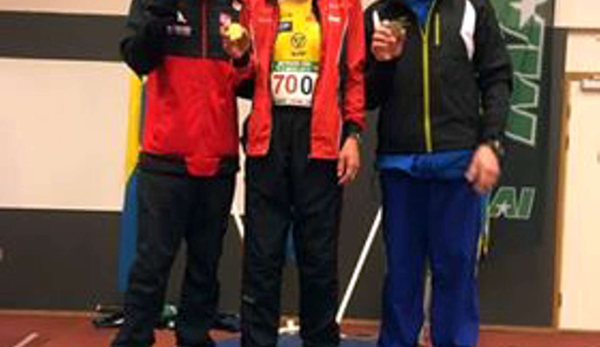 Arvikas Olle Borg, i mitten, vann inomhus-SM i längdhopp.