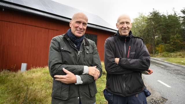 Per och Bengt Edsgård på Segerstad är mycket nöjda med solpanelerna de installerade för åtta-nio år sedan. ”Det var vår bästa investering hittills” säger Bengt Edsgård (till höger). Panelerna på taket bakom dem är i princip arbets- och underhållsfria säger de.