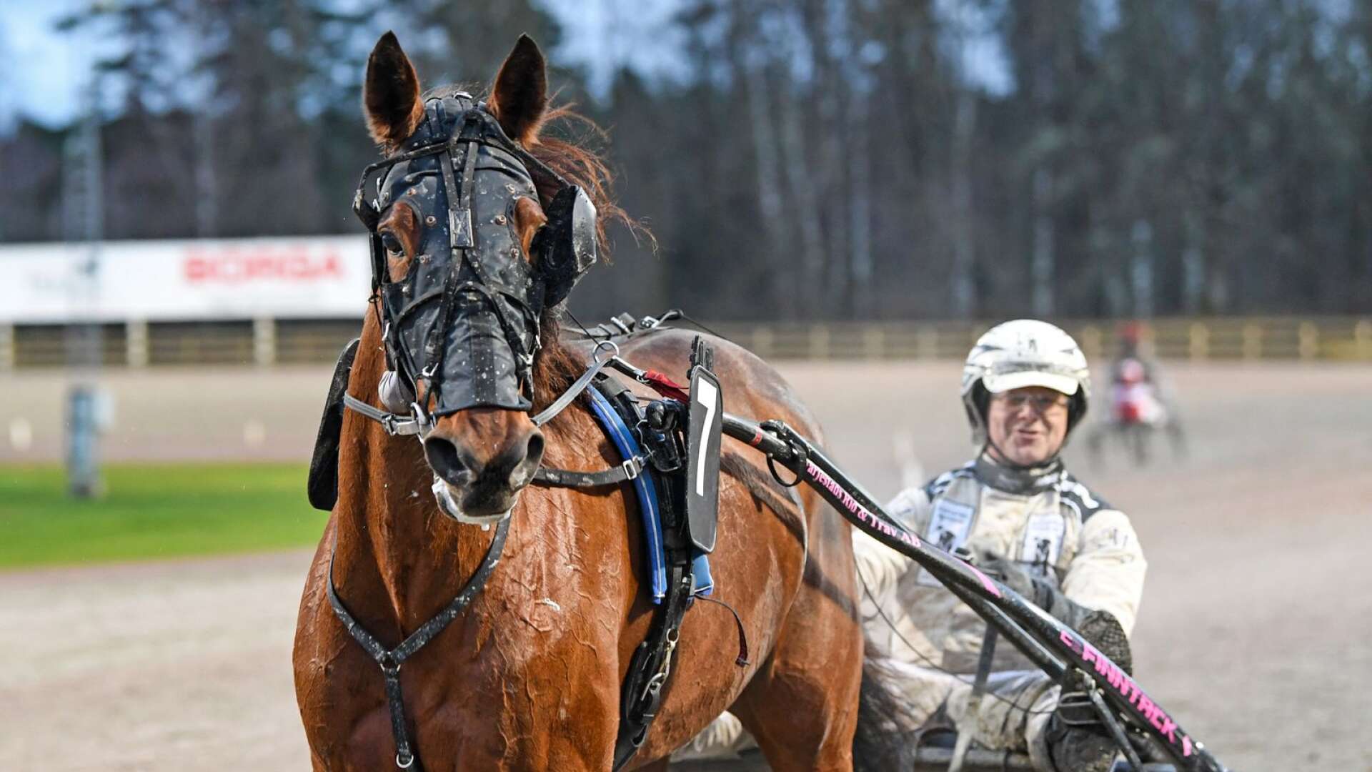 Valkyria K. och Magnus Jakobsson efter segern på Axevalla.
