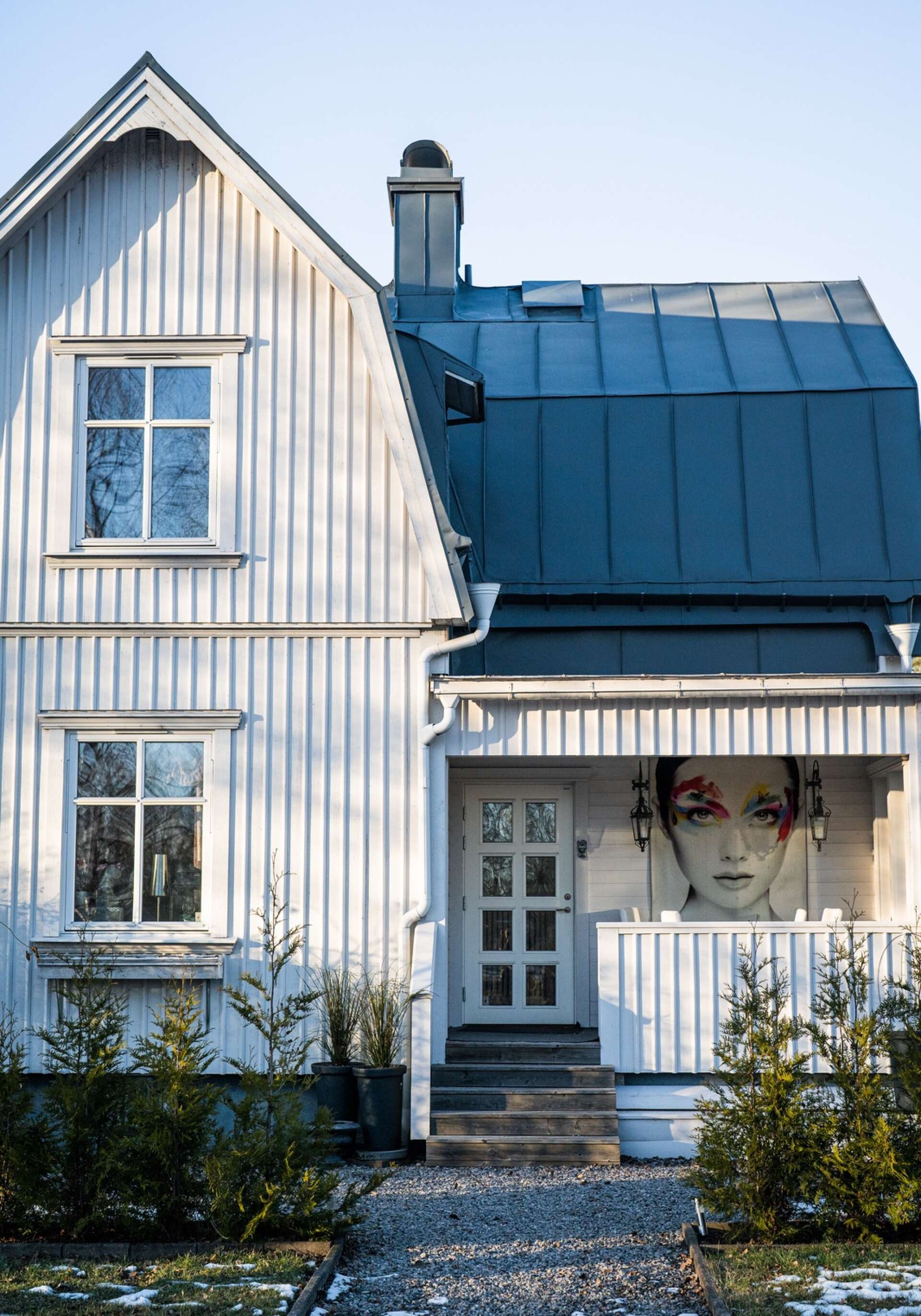 Huset på Sjöstad sticker ut med sitt ansikte på väggen. 
