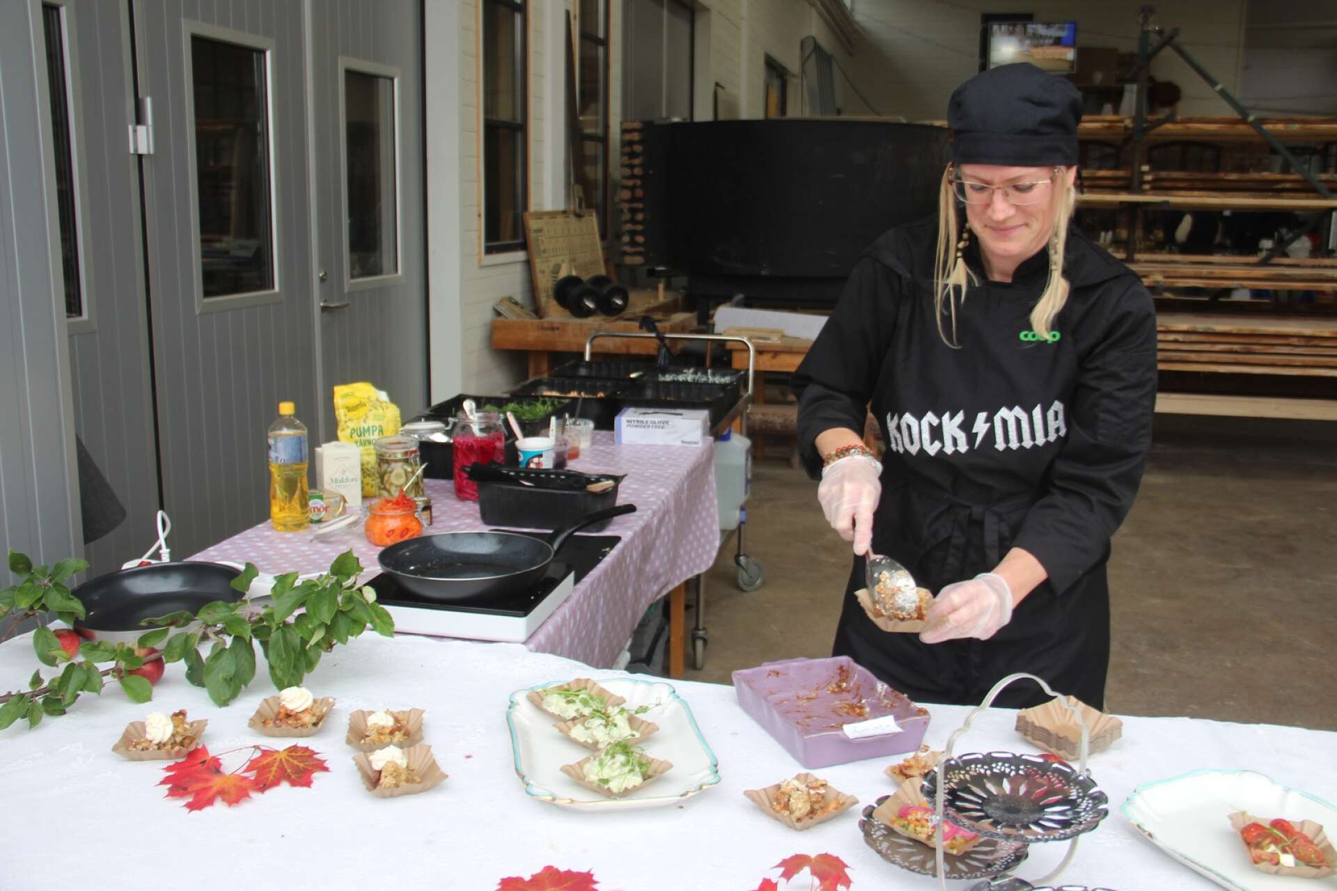 Mia Magnusson lät besökarna smaka på mat som hon gav ett andra liv.