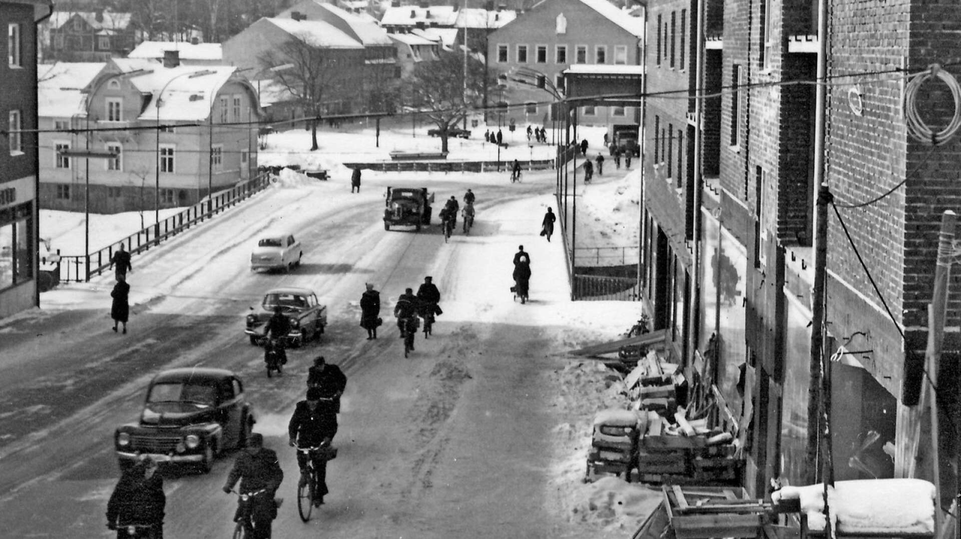 På bilden från vintern 1957-1958 kan man se att arbetet med nya Strömbron är färdigt samtidigt som nybygget i Kvarnbacken närmar sig fullbordan. Vänstertrafik var det på den tiden. 