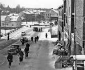 På bilden från vintern 1957-1958 kan man se att arbetet med nya Strömbron är färdigt samtidigt som nybygget i Kvarnbacken närmar sig fullbordan. Vänstertrafik var det på den tiden. 