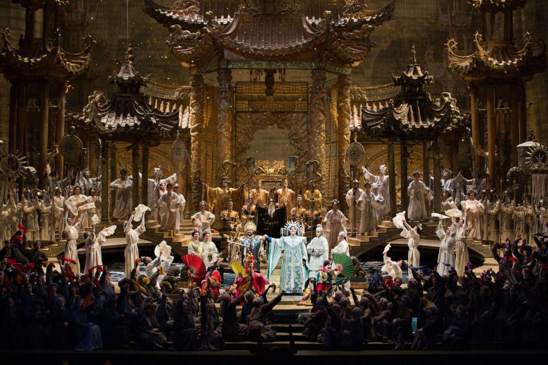 En mäktig scenbild väntar i Puccinis Turandot, som livesänds från New York på lördag, den 12 oktober.