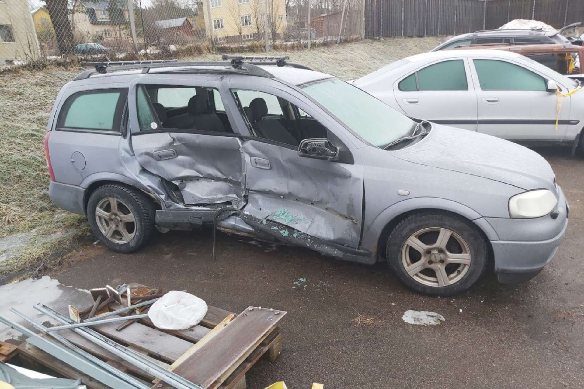 Så här såg bilen ut efter att den bärgats bort från olycksplatsen. Hanna Johansson säger att det var tur att krocken skedde på passagerarsidan och inte där hon satt – annars hade allt nog kunnat sluta mycket värre. 