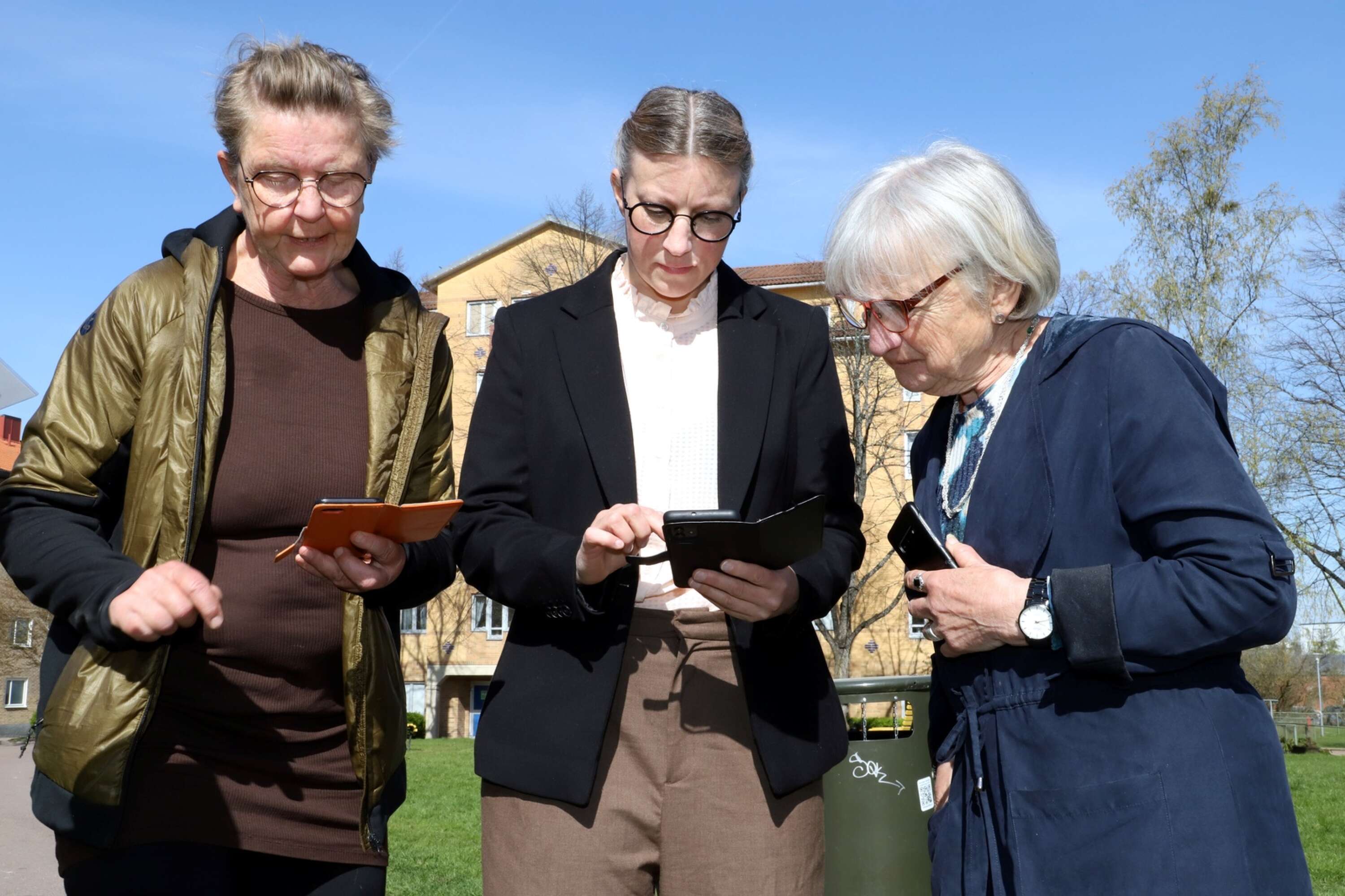 Ann Sundqvist från Konstfrämjandet, Petra Eriksson från Arvika konsthall och Sylvia Tilleby från Säffle konstförening provar appen på Herrhagen.