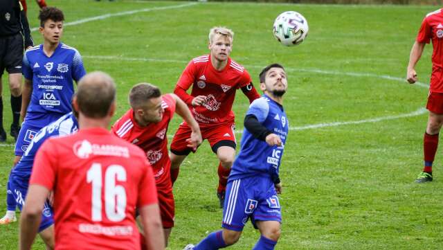 Fredagens division 6-derby mellan Mangskog i rött och Arvika U i blått slutade oavgjort.
