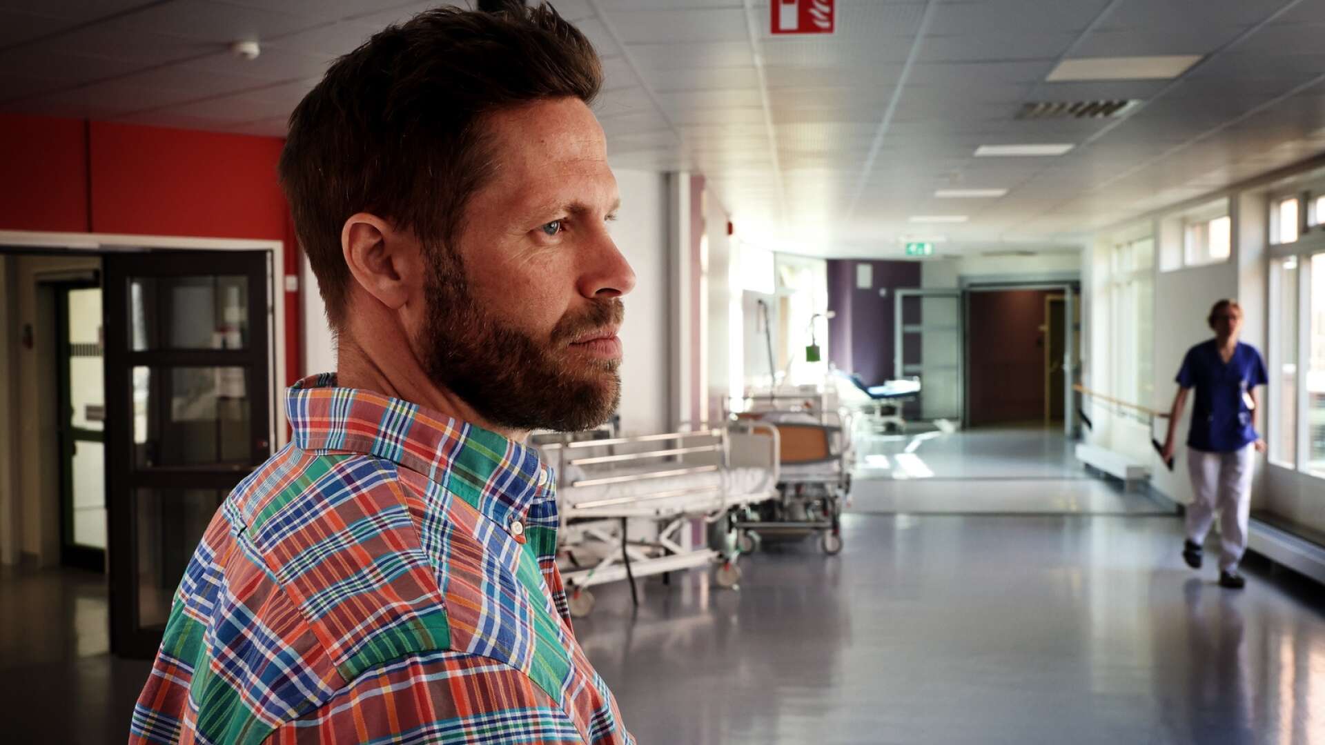 Henrik Hjulströms dilemma är att han saknar  24 vårdplatser. Som verksamhetschef är han inte nöjd med en situation där massor av personal slutat vid omorganisationer.