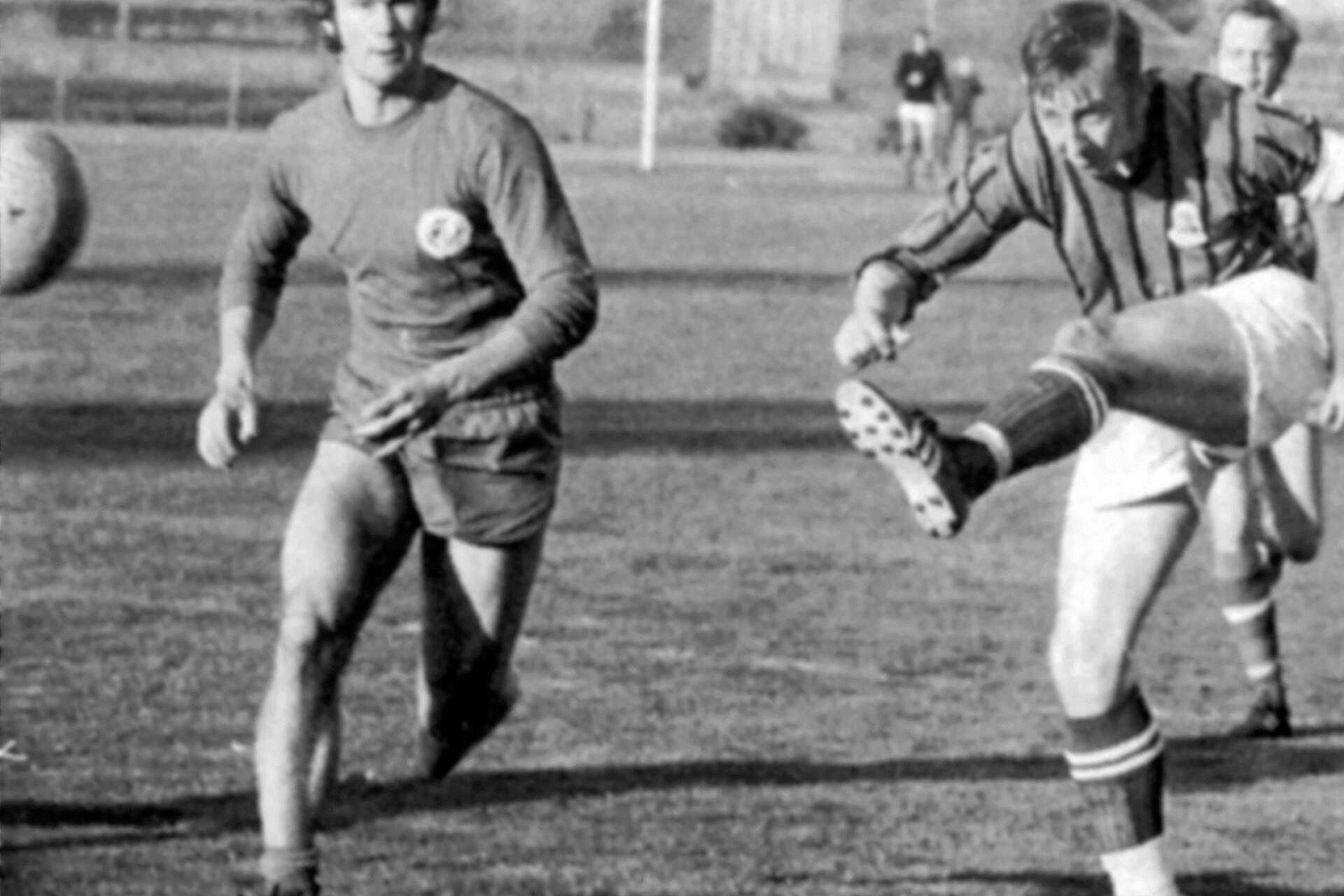 1971 möttes Sifhälla och Säffle FF för första gången i samma serie. Säffle FF vann båda matcherna. För första gången placerade sig Säffle FF högre i seriesystemet än Sifhälla. På bilden ser man Olle Jansson göra ett av målen med Sifhällas John-Erik Eriksson som närmaste vittne.