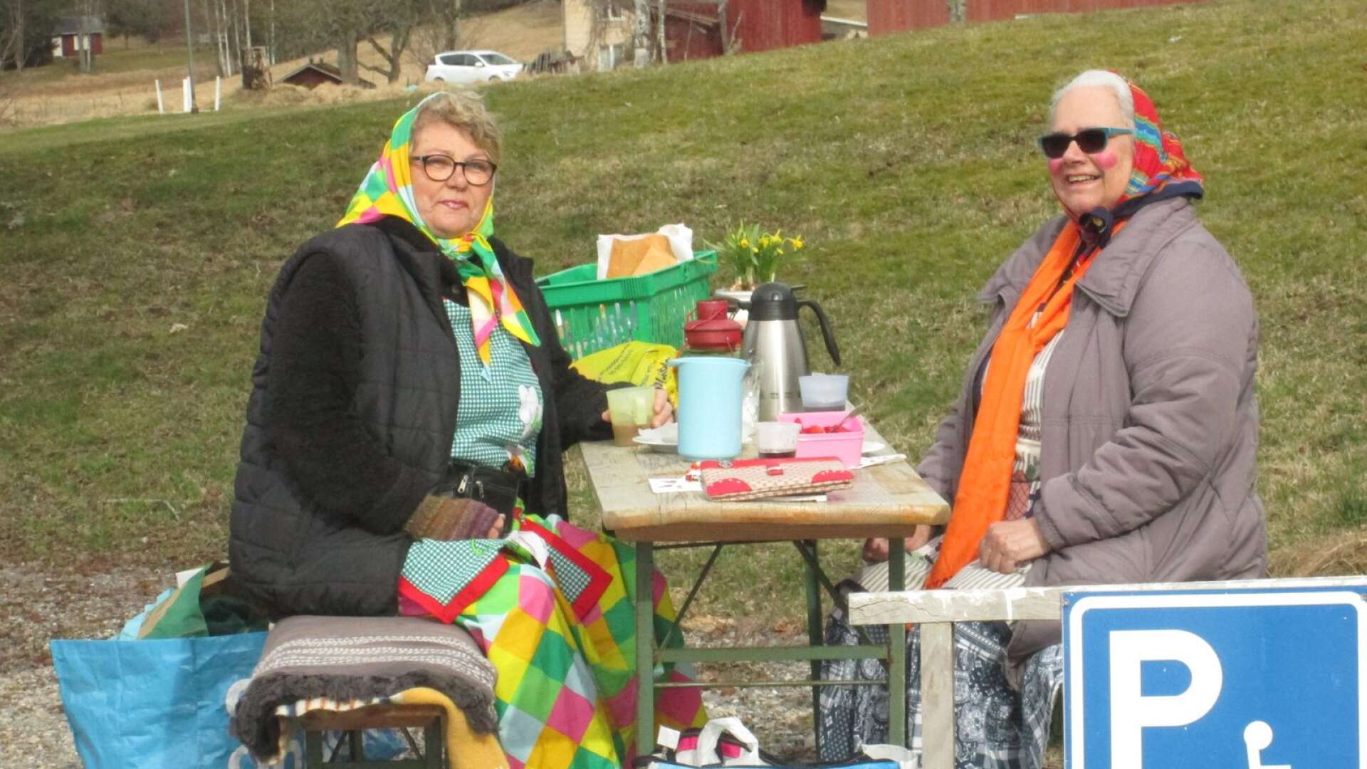 Susanne Käll, Vassviken, och Carita Olsson, Säffle, fikade i solen i Vassviken.