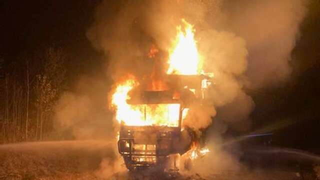 En fullastad flisbil som lämnat sågverket i Nössemark fattade plötsligt eld i natt. Men ingen person skadades.