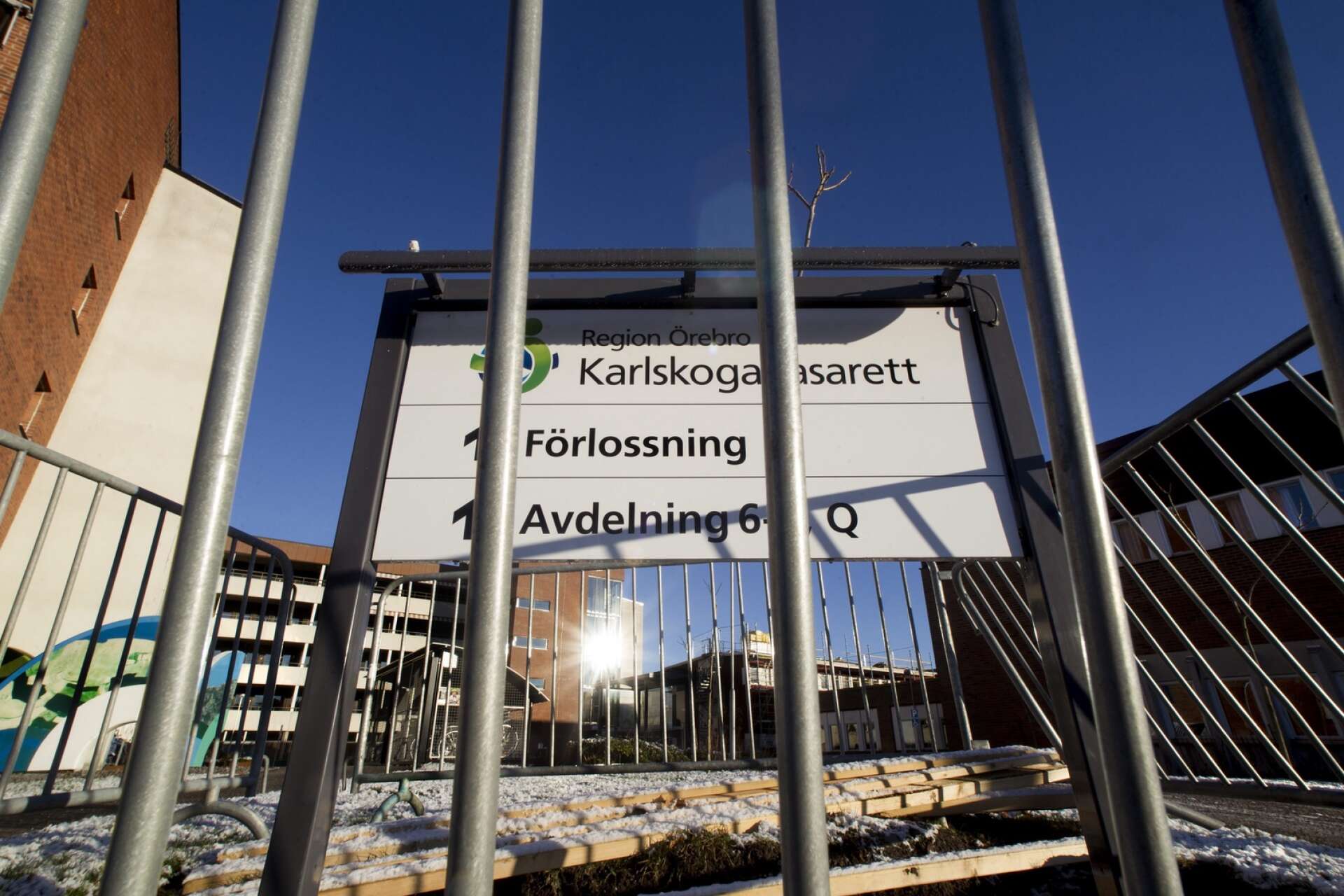 Alf Rosberg (M) undrar hur beslutet att öppna förlossningen i Karlskoga ska förverkligas.