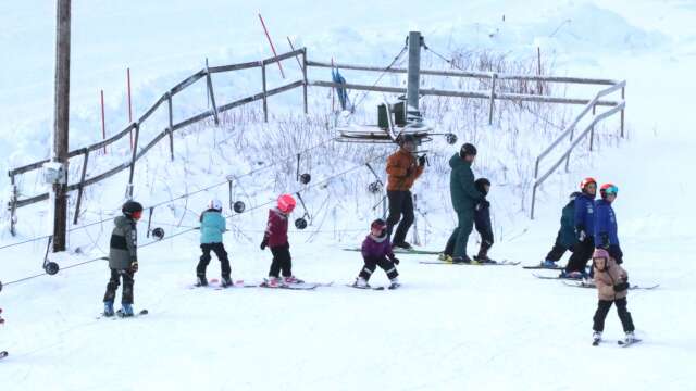 Barn och ungdomar i farten i Höghedens skidanläggning.