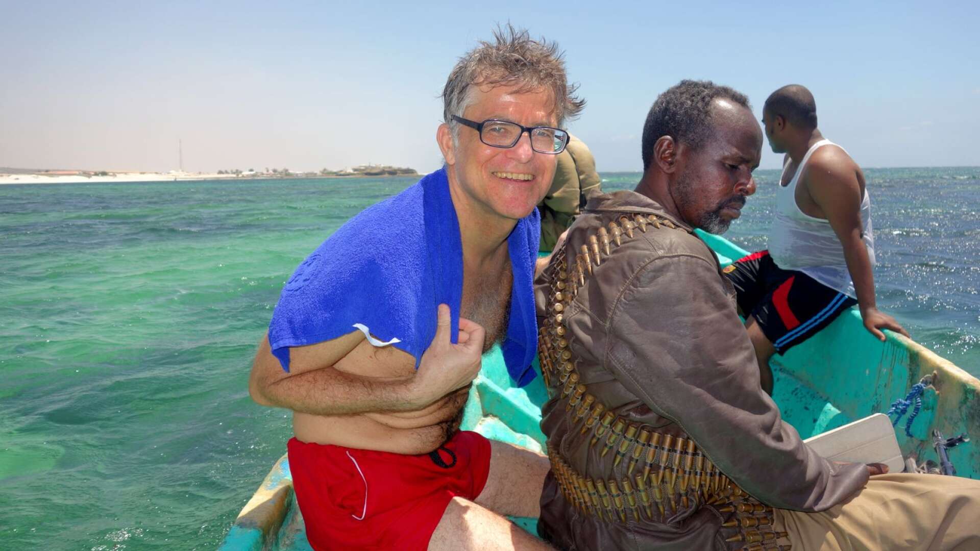 Christer Danielsson på en båttur med guide och vakter utanför Mogadishu, Somalia.