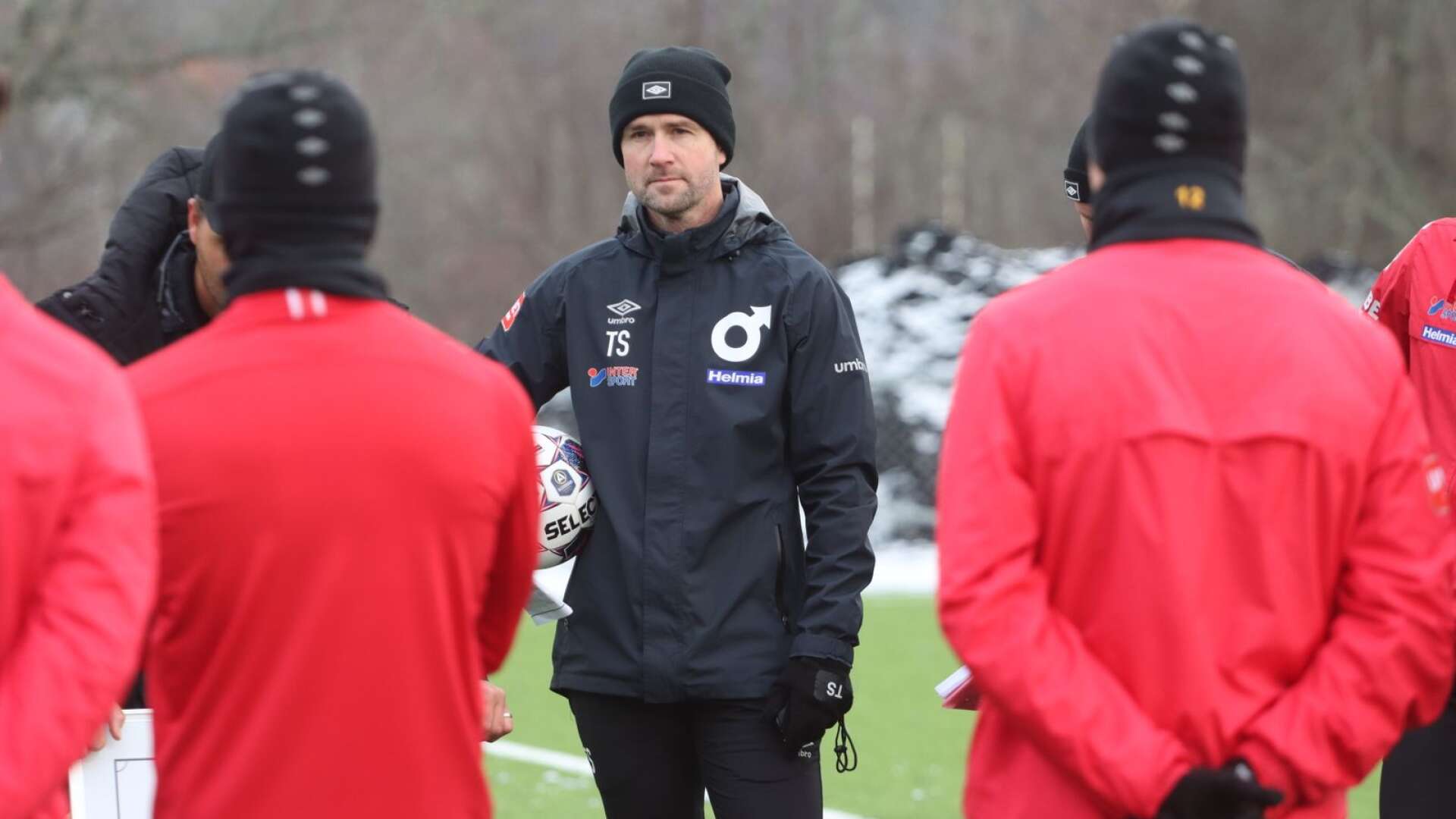 Degerforstränaren Tobias Solberg under torsdagens träning. 