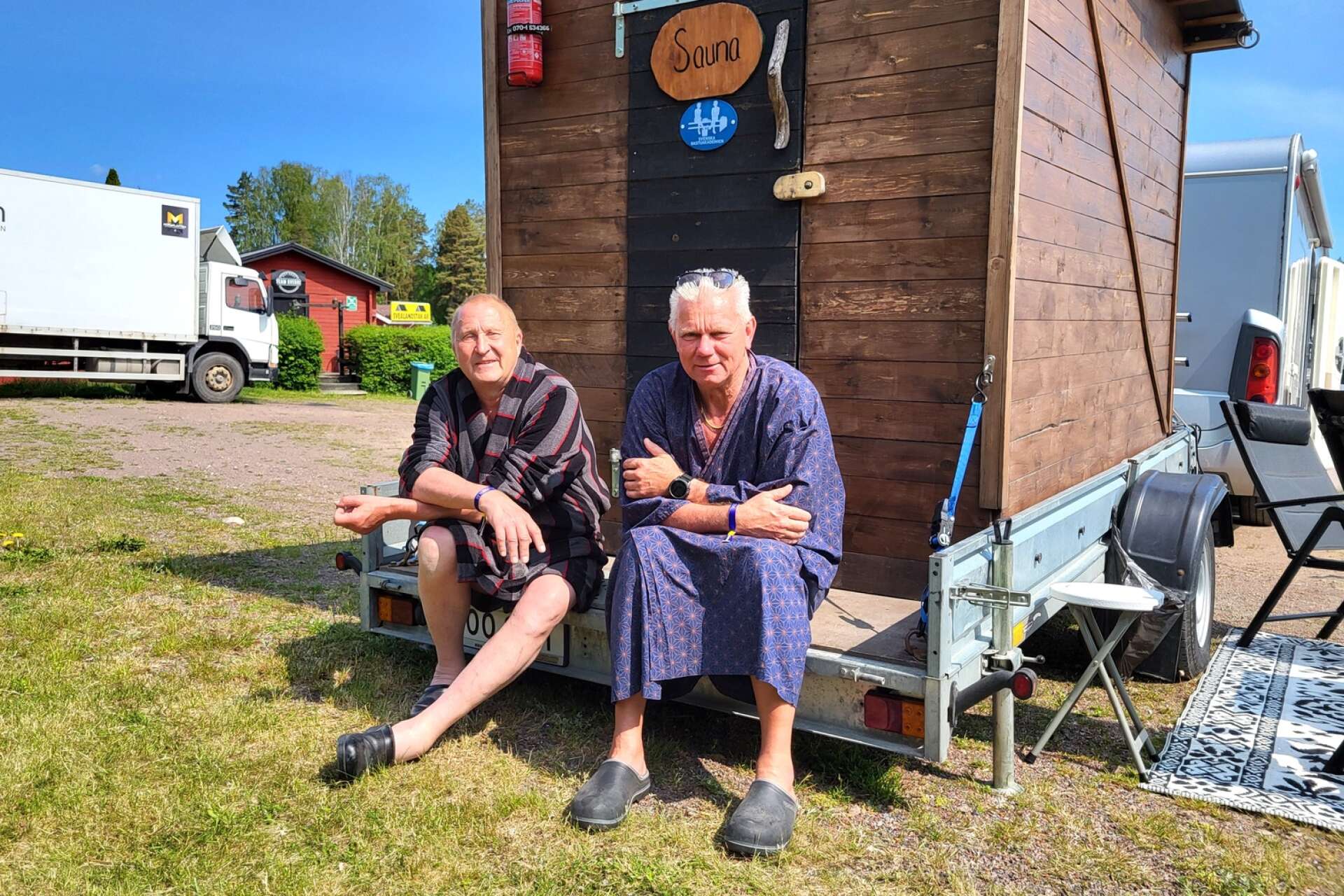 Sören Hult från Boden och Ove Karlsson från Piteå svalkar sig utanför bastun. Sören Hult från Boden och Ove Karlsson från Piteå svalkar sig utanför bastun.