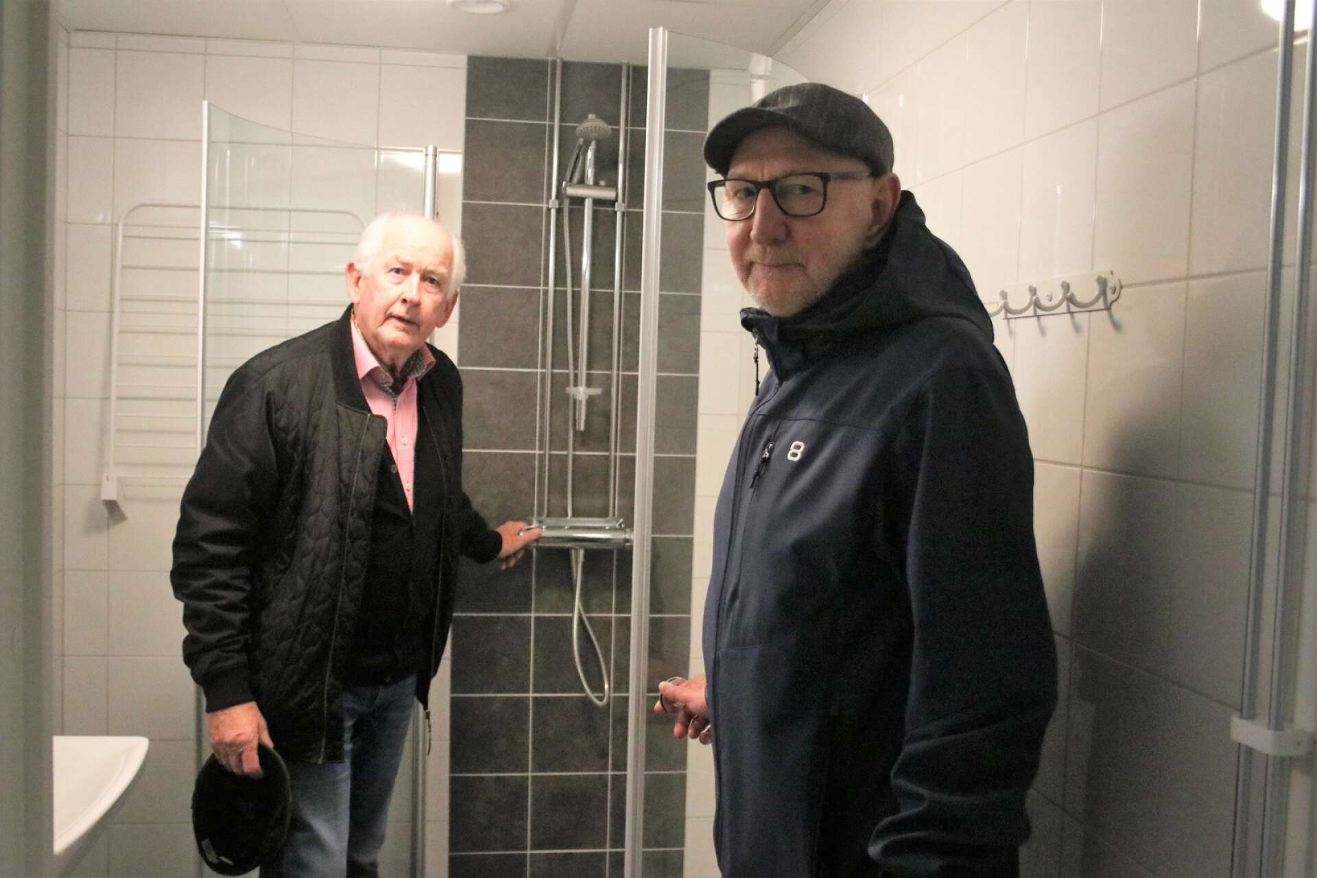 I lördags hade Åkab visning på åtta nyrenoverade lägenheter på Andréegatan 13 A på Adolfsberg. Göran Torkildsson och Bo Knutsson inspekterar ett helt nytt badrum i en av lägenheterna.