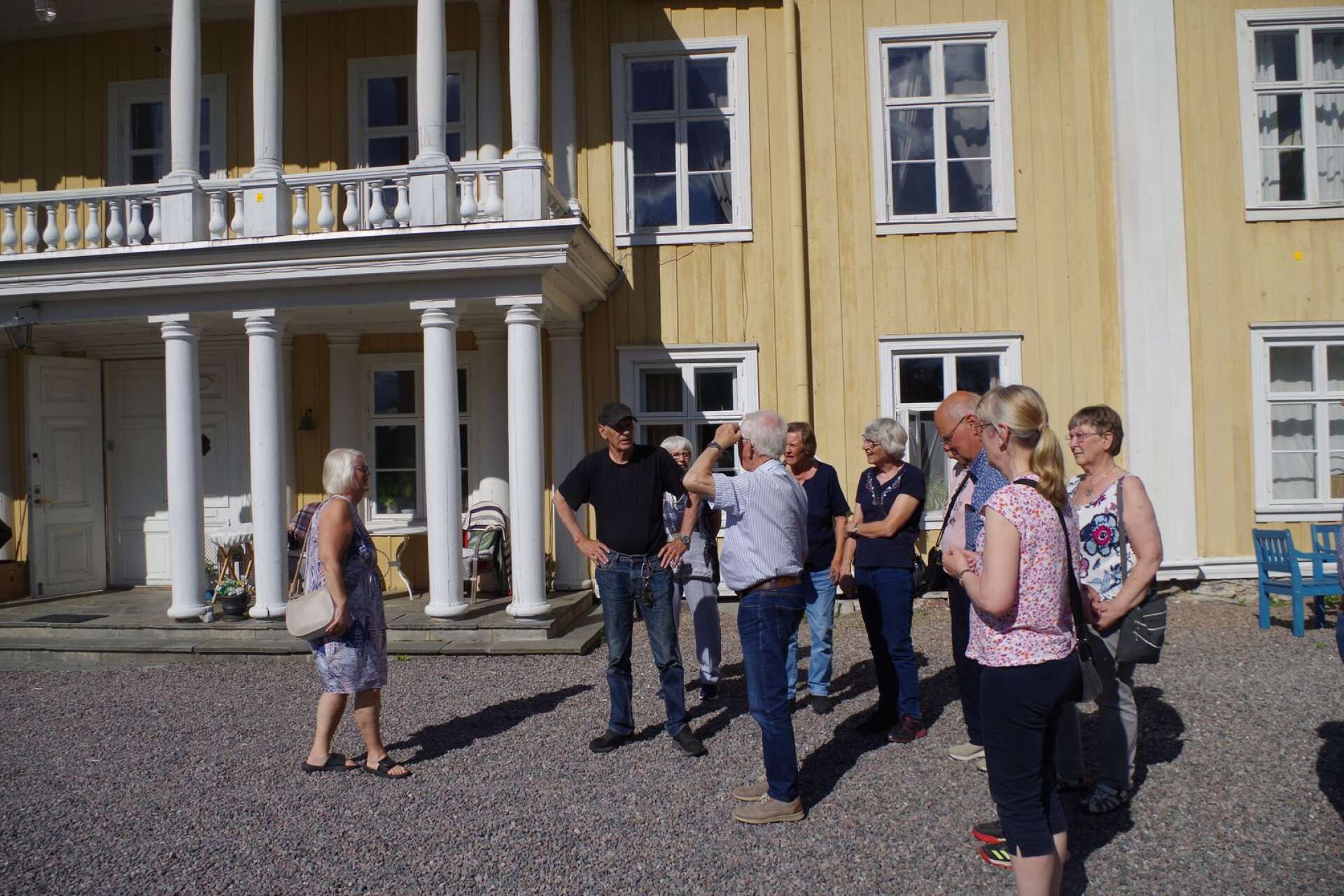 Kjell-Åke Larsson, i mitten, visade runt på herrgården i Sölje och berättade både om den och bygdens historia.