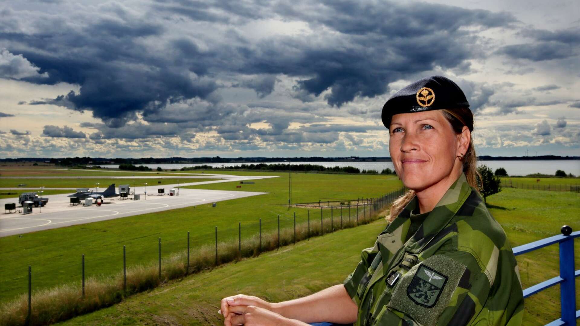 Frida Johansson jobbar som meteorolog på F7 Såtenäs. Här ses hon på den uteplats som har utsikt över stora delar av den mäktiga anläggningen.