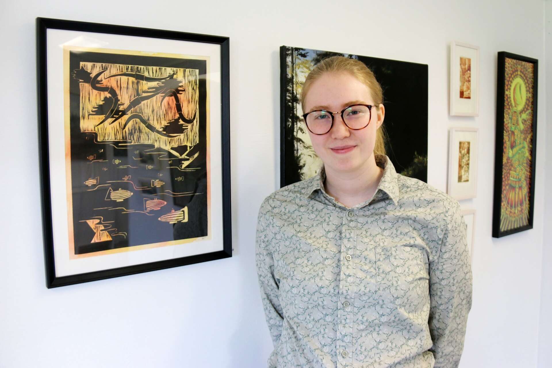 Senare i vinter ställer Stina Larsen ut en egen större utställning och hon jobbar just nu frenetiskt för att få till grafiska alster att visa upp.