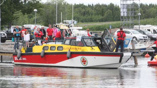 Sjöräddningssällskapet i Åmål har i många år använt sig av räddningsbåten Sune, men den har numera bytts mot Rescue PO Hanson som var den båt som ryckte ut till Köpmannehamn i helgen.