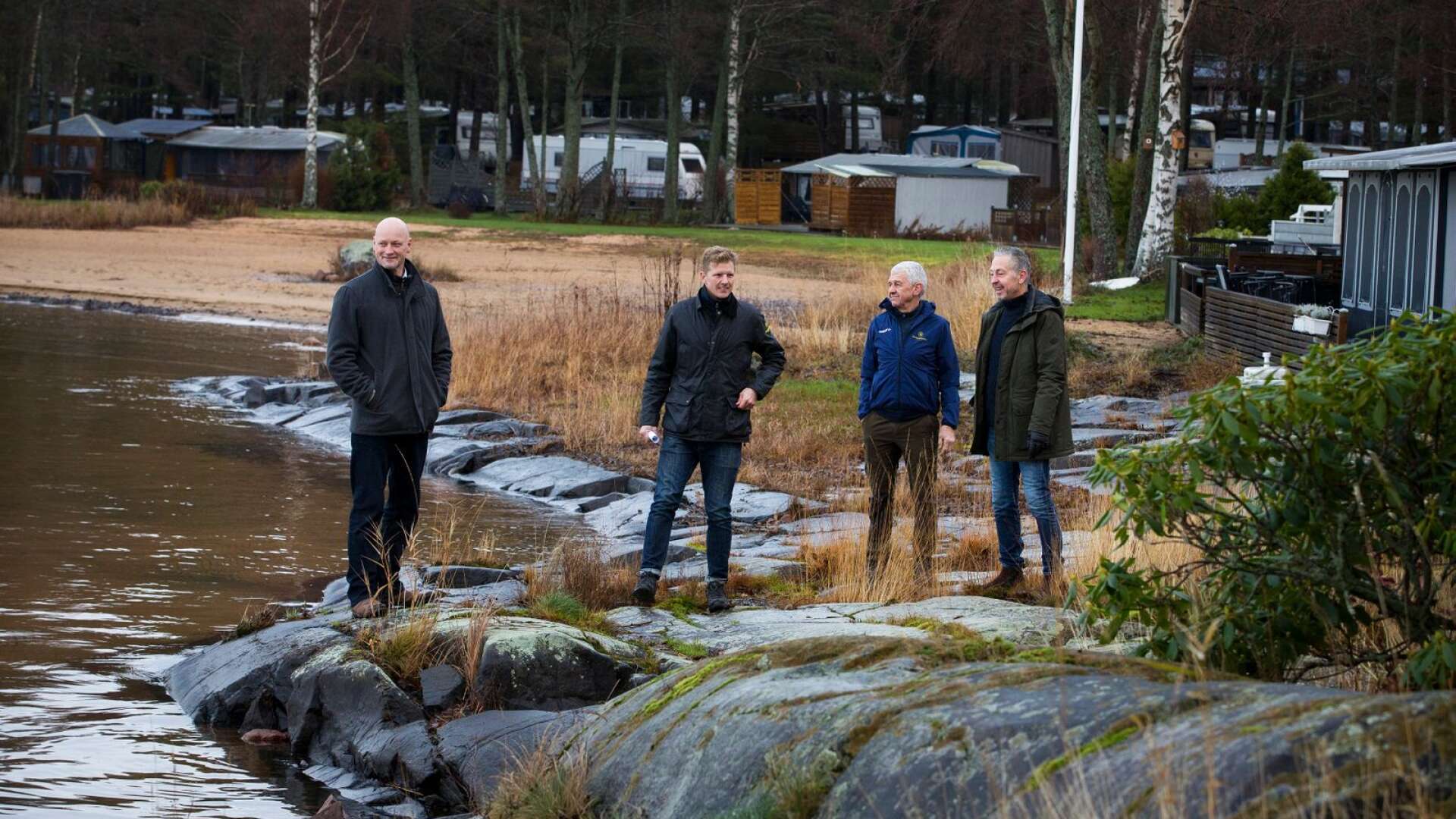 Riksdagsledamöterna Daniel Bäckström (C) och Lars Mejern Larsson (S), visades runt på Bomstadbaden av David Nordentjell och Ulf Nordetjell.
