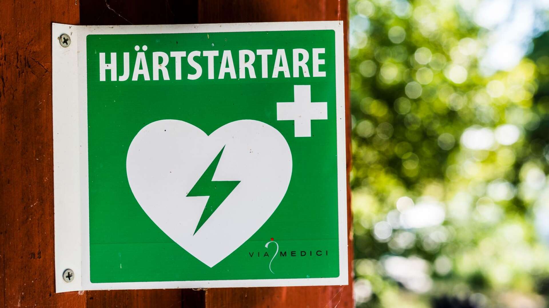 För långa utryckningstider för ambulanserna och för få hjärtstartare kan förklara den höga dödligheten vid plötsligt hjärtstopp i Värmland, menar debattörerna. 