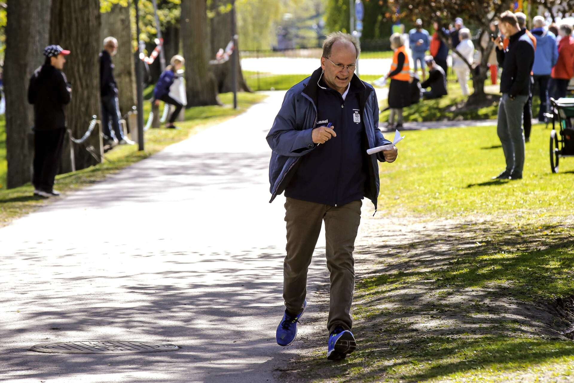 Tävlingsledare Claes-Göran Borg visar att han fortfarande har ett bra löpsteg.