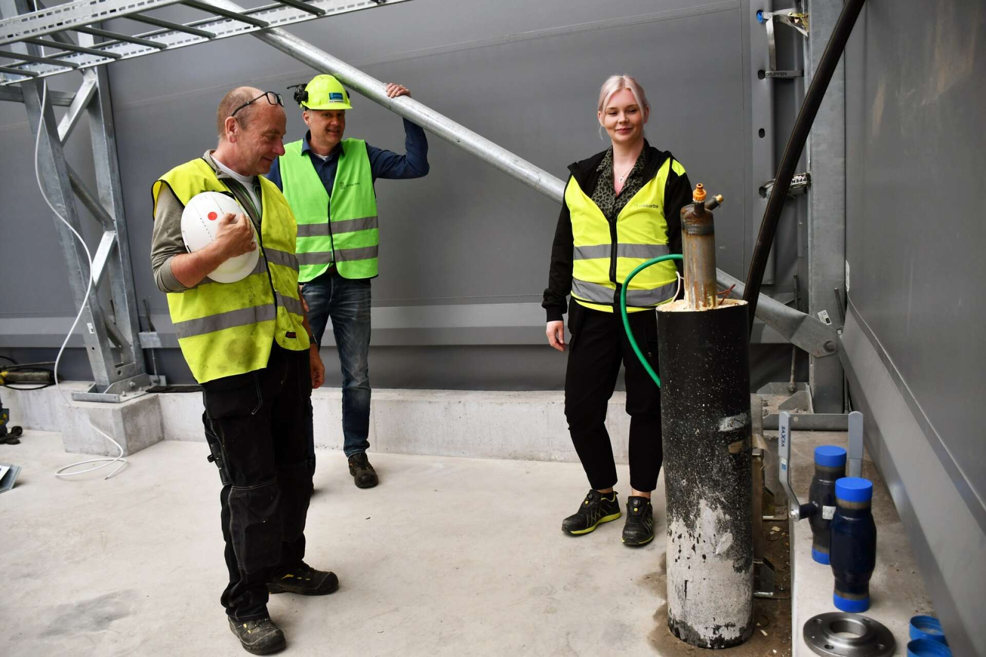 Lars-Erik Sjögren, Ola Thomasson och Zara Room visar var kulverten med spillvärme kommer upp i Biosorbes nya fabrikslokal.