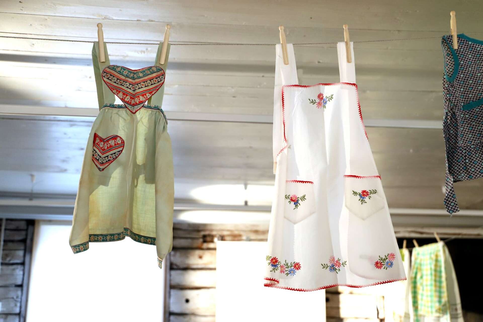 Förkläden för små flickor finns bland förklädena som visas på Kristinehamns Historiska i sommar.