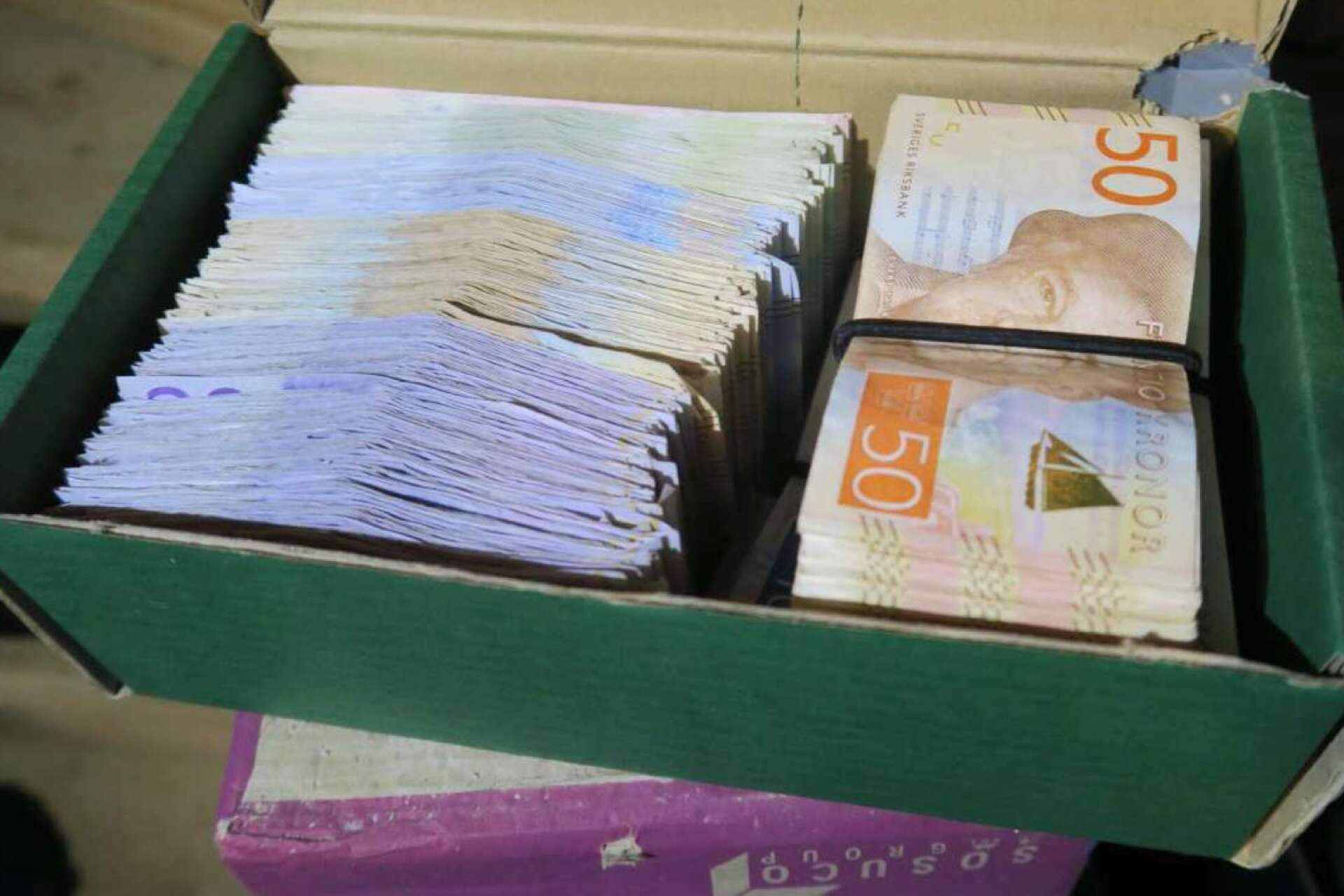 När polisen slog till mot skoltoppen hittade de kontanter - drygt 100 000 kronor - i en låda.