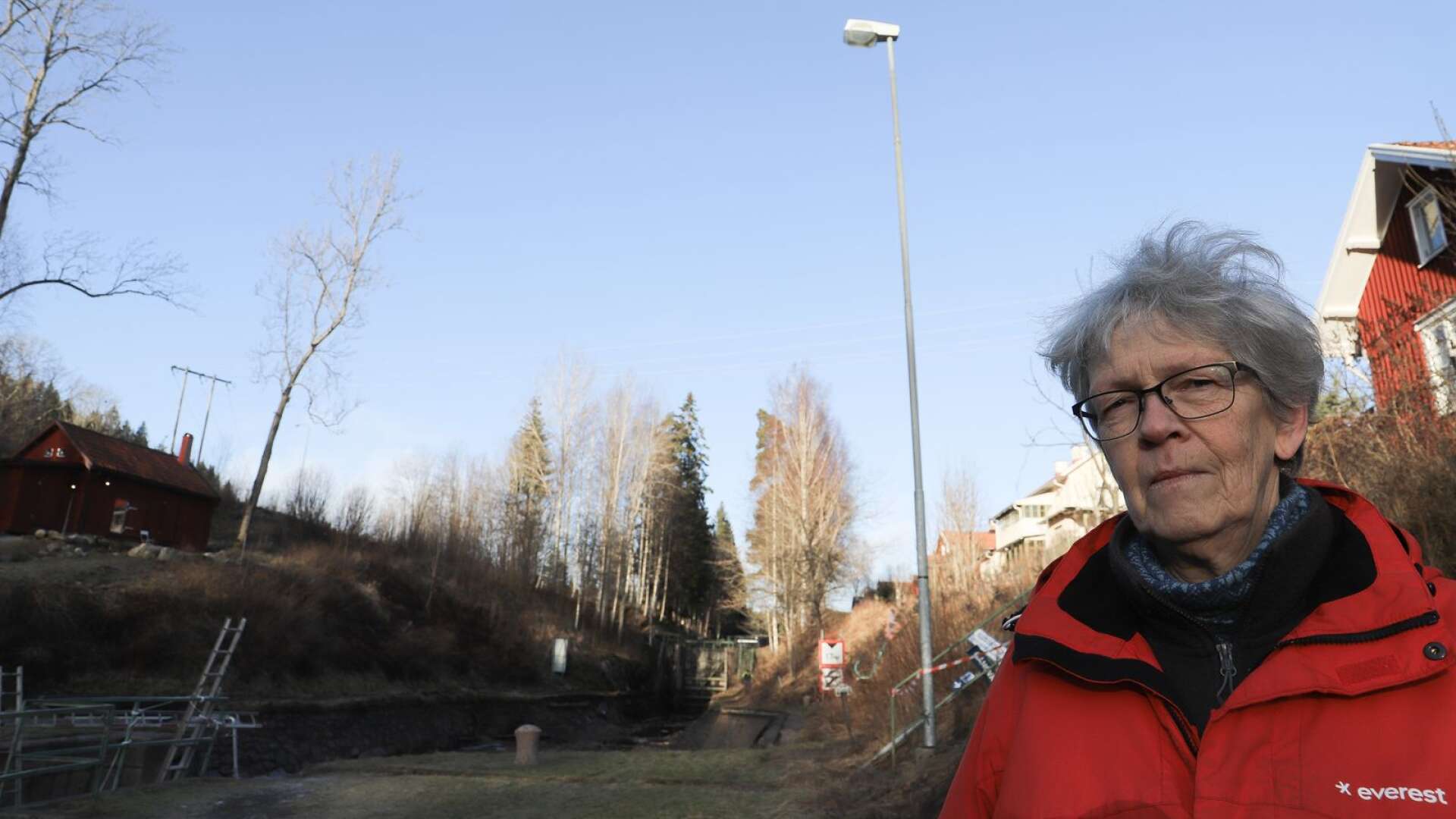 Socialdemokraten Lena Grönlund bor vid gatljusen vid slussen i Dals Långed. Hon och hennes partikamrater har länge kämpat för att belysningen där och vid Trekanten i Laxarby ska tändas upp.