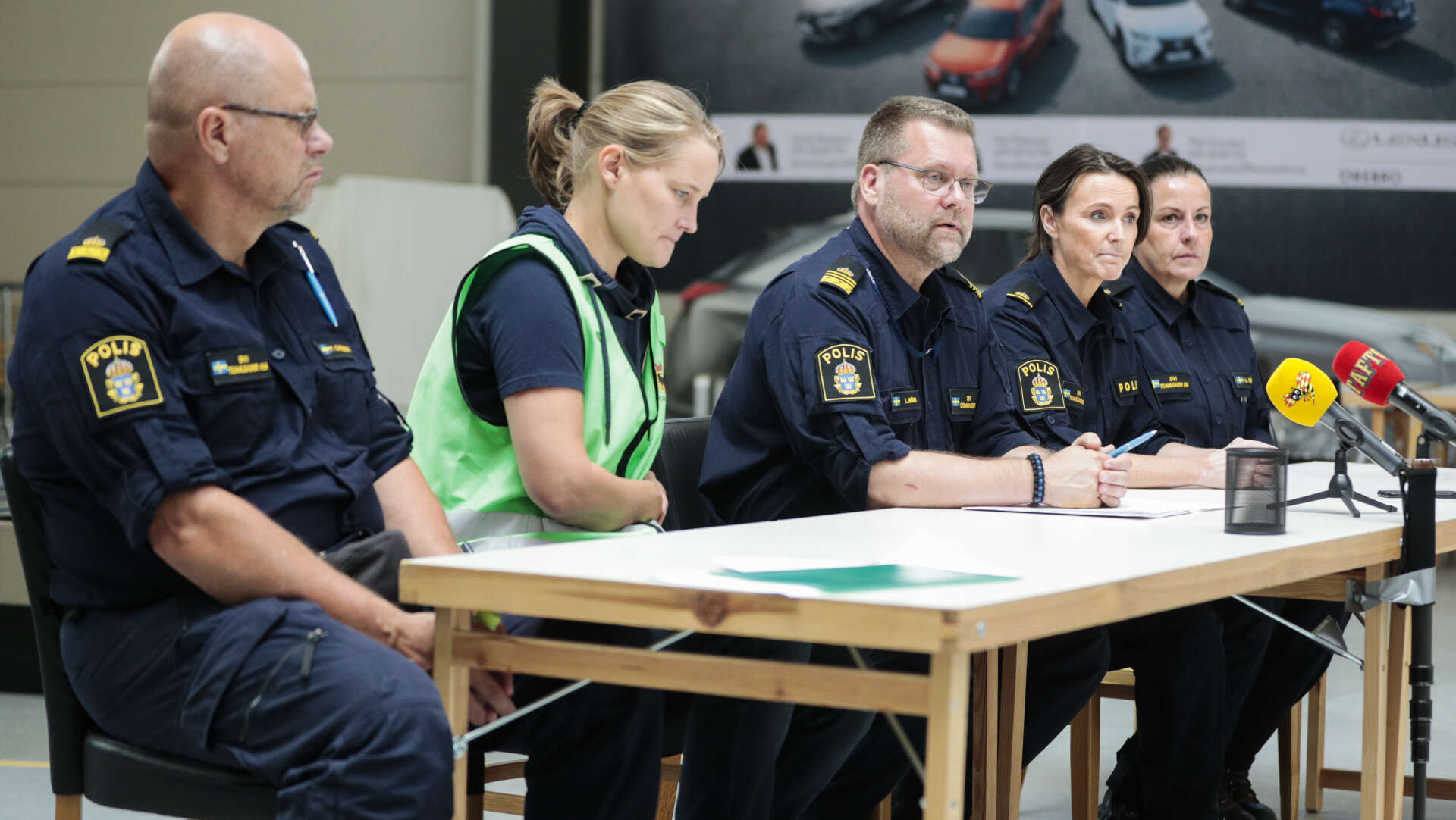 Polisen höll en pressträff på Örebro flygplats. Från vänster: Peter Carlsson, Helena Gullberg, säkerhetssamordnare på Örebro kommun, Lars Bröms, Linda Borgsved och Inga-Lill Persson från polisen.
