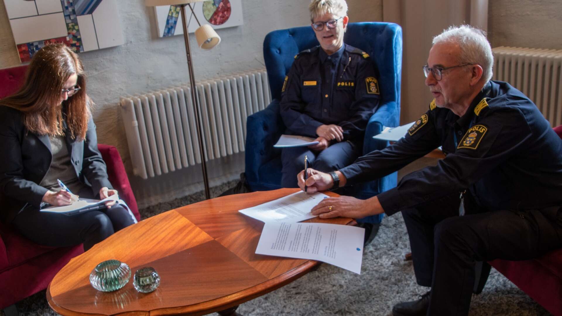 Kommunstyrelsens ordförande Linn Brandström (M), kommunpolisen Helén Benjaminsen och Jan Hellnevi, lokalpolisområdeschef i Östra Skaraborg, skriver under på det tvååriga medborgarlöftet.