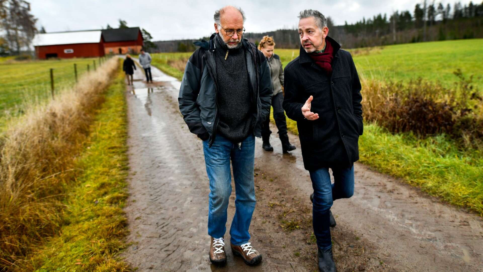 Lars Mejern Larsson (S) i samtal med Morgan Stensson på Hannemo kursgård i Västra Ämtervik som är en av Grön arena-gårdarna i Värmland.