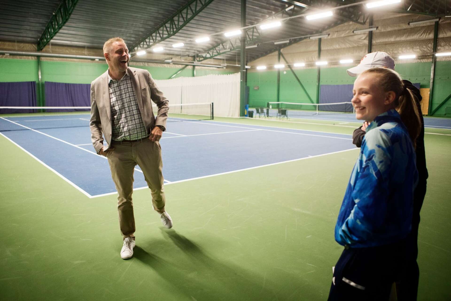 Johan Brorsson i samspråk med Lisa Pettersson, stort löfte i Bofors tennisklubb, och hennes pappa: Thomas, med hockeyförflutet i BIK och nu engagerad och stöttande förälder.