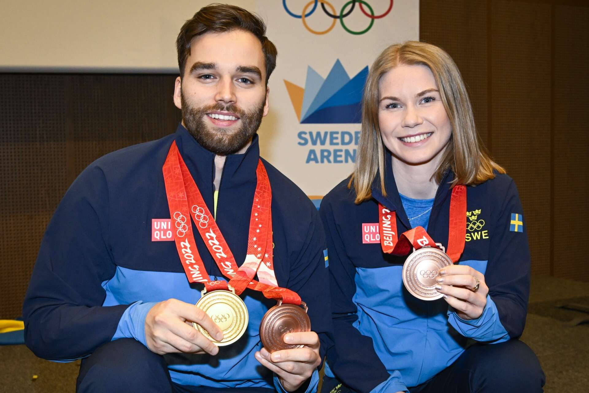 Oskar Eriksson och Almida de Val efter OS-bronset i mixeddubbel (och Lag Edins guld) i OS i Peking.