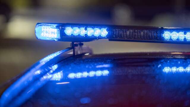 Polisen mötte en misstänkt bil på Stockholmsvägen. Två personer sågs springa från fordonet, men föraren var kvar.