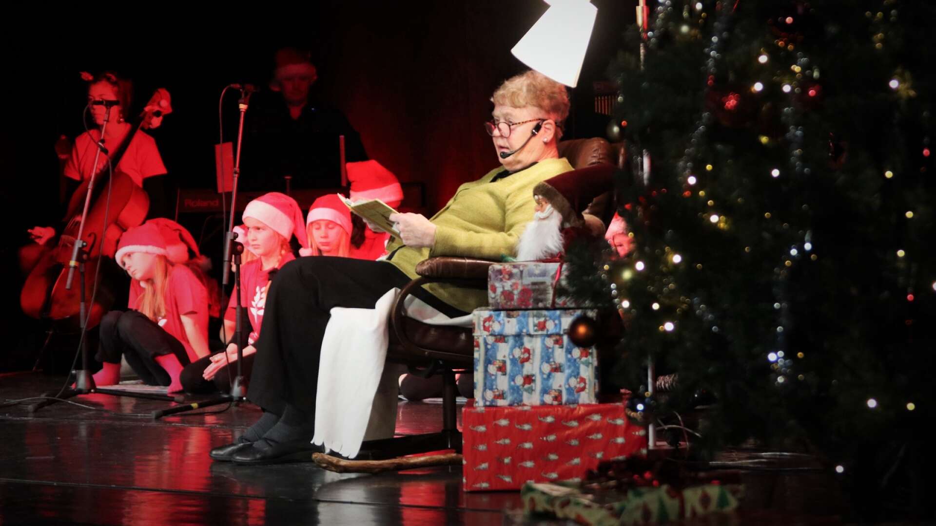 Tidigare läraren Anne Bengtsson, som flera gånger sett julsagan från läktarplats, fick det ärofyllda uppdraget att läsa årets julsaga, ”Jul i Bullerbyn”. 