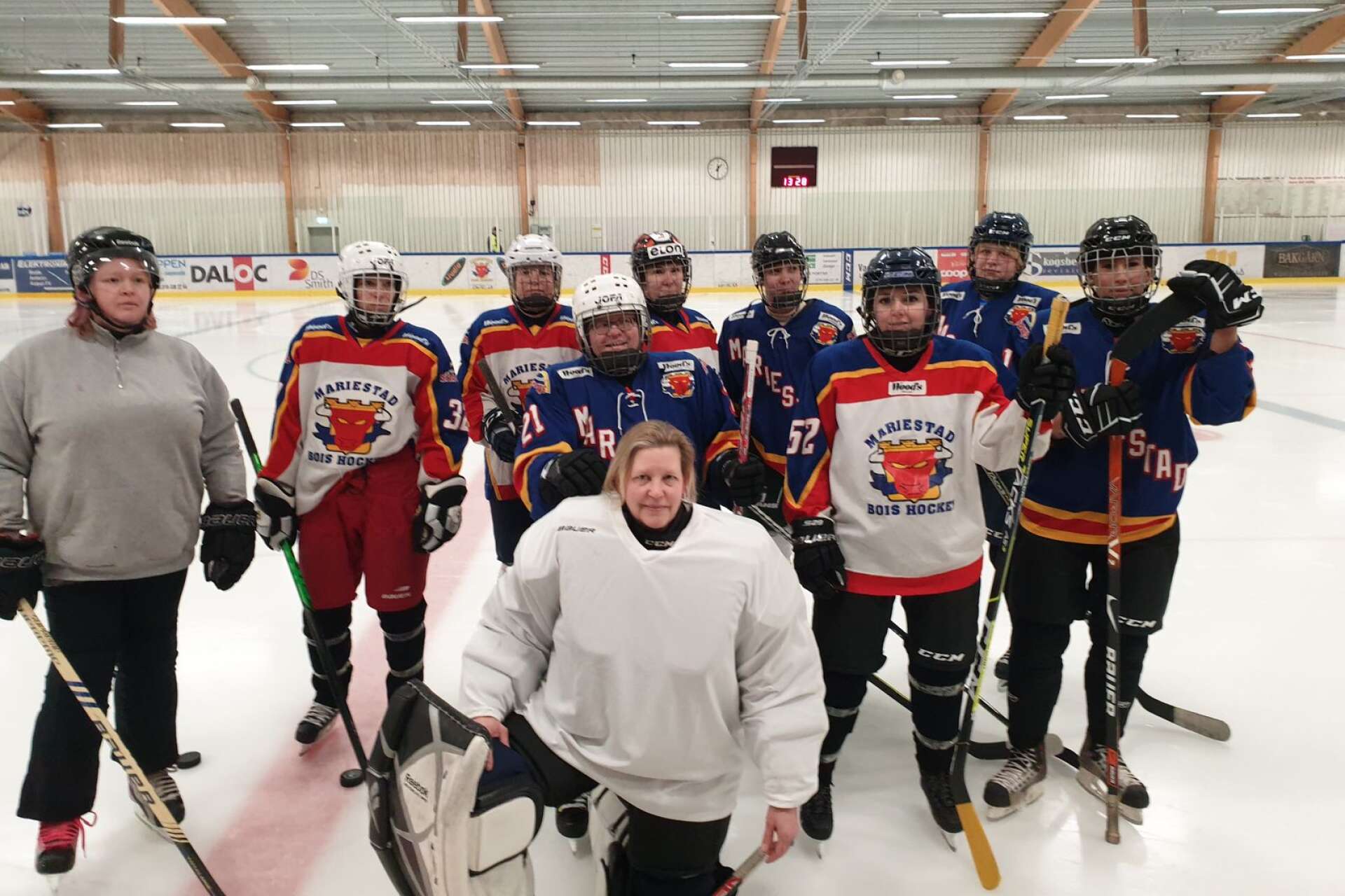 De aktiva i den nystartade damhockeyn i Mariestad fick en överraskning när de blev 2022 års mottagare av pengar från Kalle Vevas minnesfond.