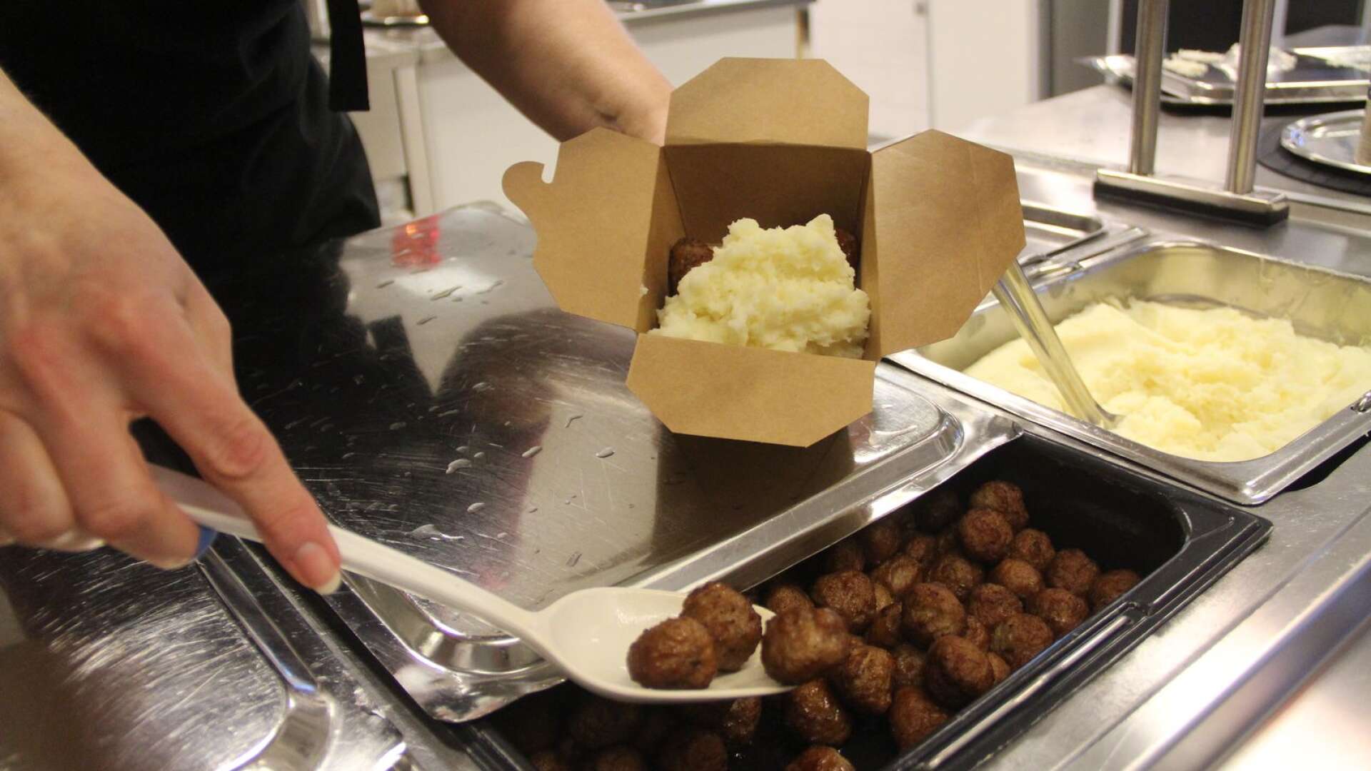 När skolkökets servering stängt kan elever och personal vid Herrgårdsgymnasiet köpa med sig en matlåda med den mat som blivit över.