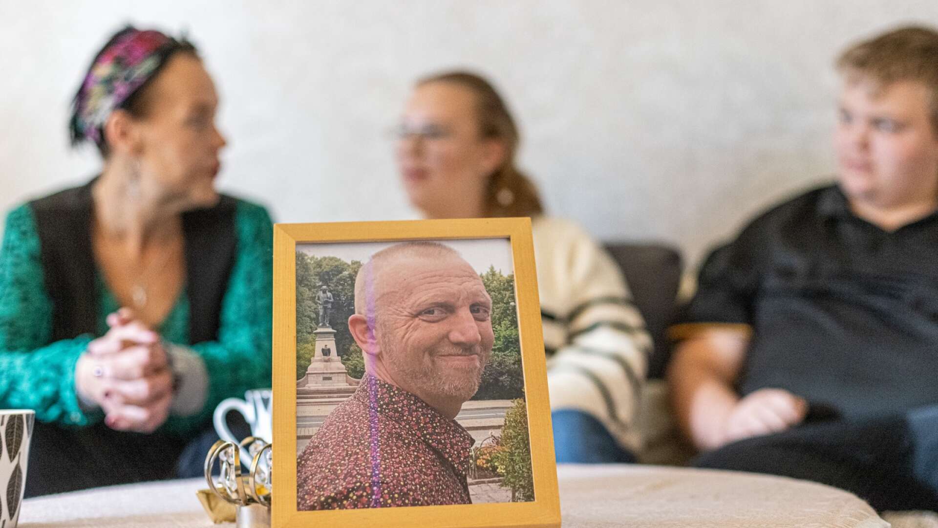 Mathias Sjögren från Hagfors gick bort i en hjärntumör. Hans fru Jennie och barnen Elvira, 15 år och Sigge, 14 år lämnades i sorg och saknad. De kommer aldrig att glömma hans kärlek.