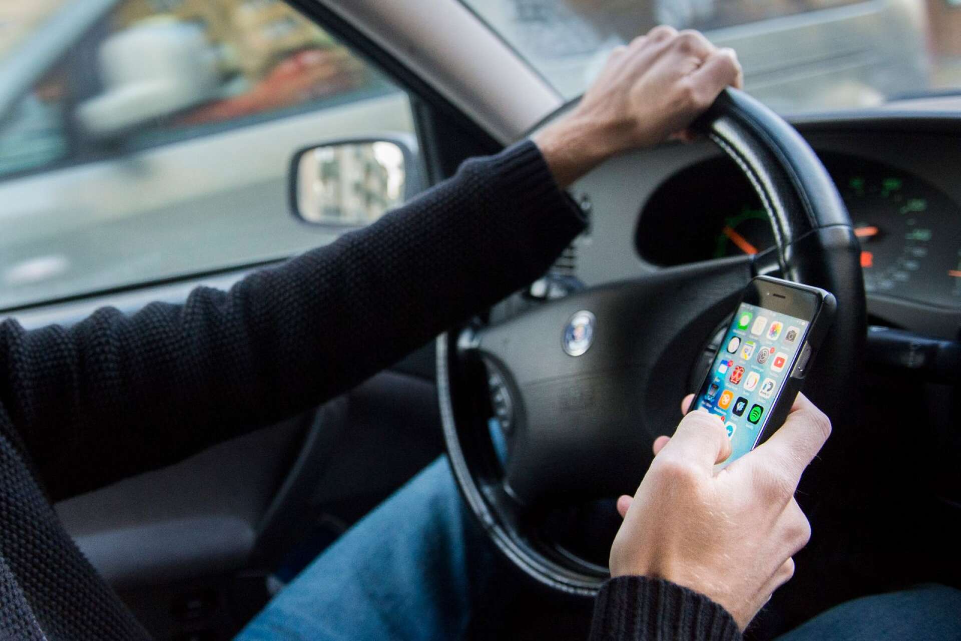 5 000 kronor i böter och indraget körkort i sex månader borde straffet höjas till för den som kör med mobilen i handen, tycker insändarskribenten.