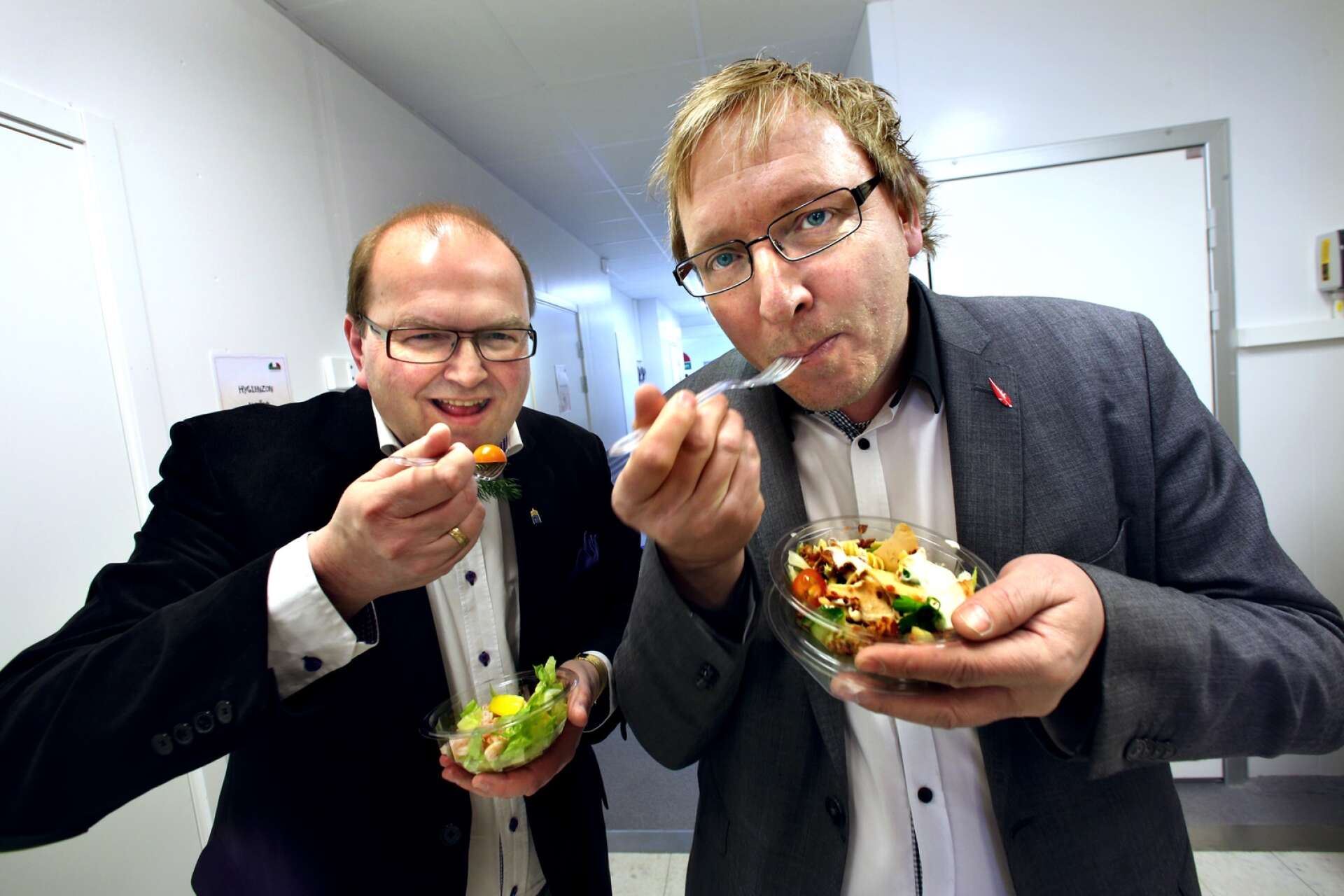 Kenneth Johansson och OK Värmlands VD Stefan Särnehed provsmakar mat i samband med att Lilla Saluhallen, dotterbolag till OK Värmland, invigde en ny produktionshall för tillverkning av sallader och baguetter.