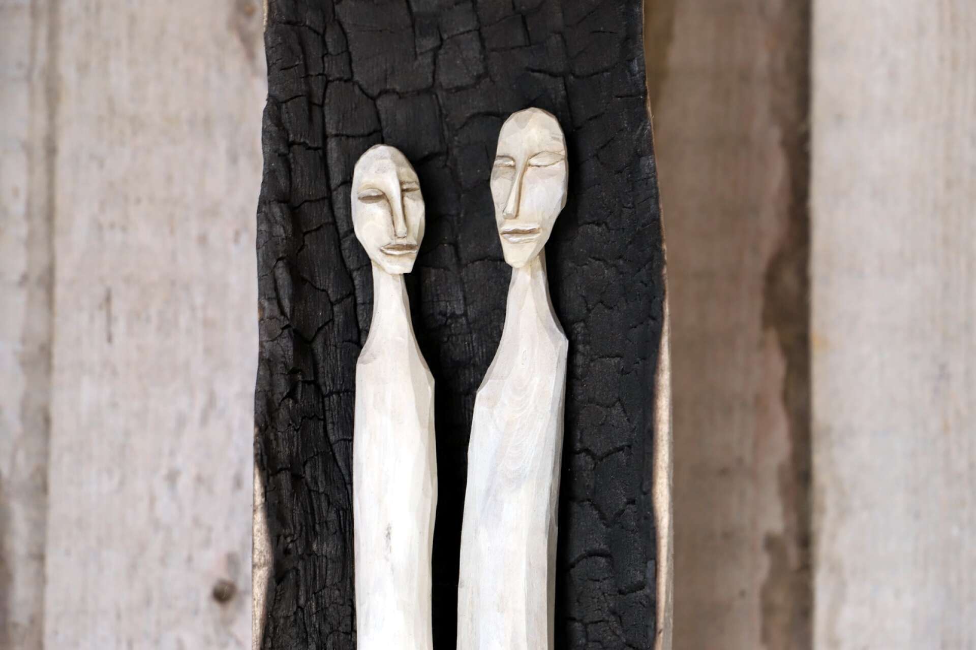 Träet som blir till skulpturer har Maria Westerberg hittat i många olika skogar runt om i Värmland.